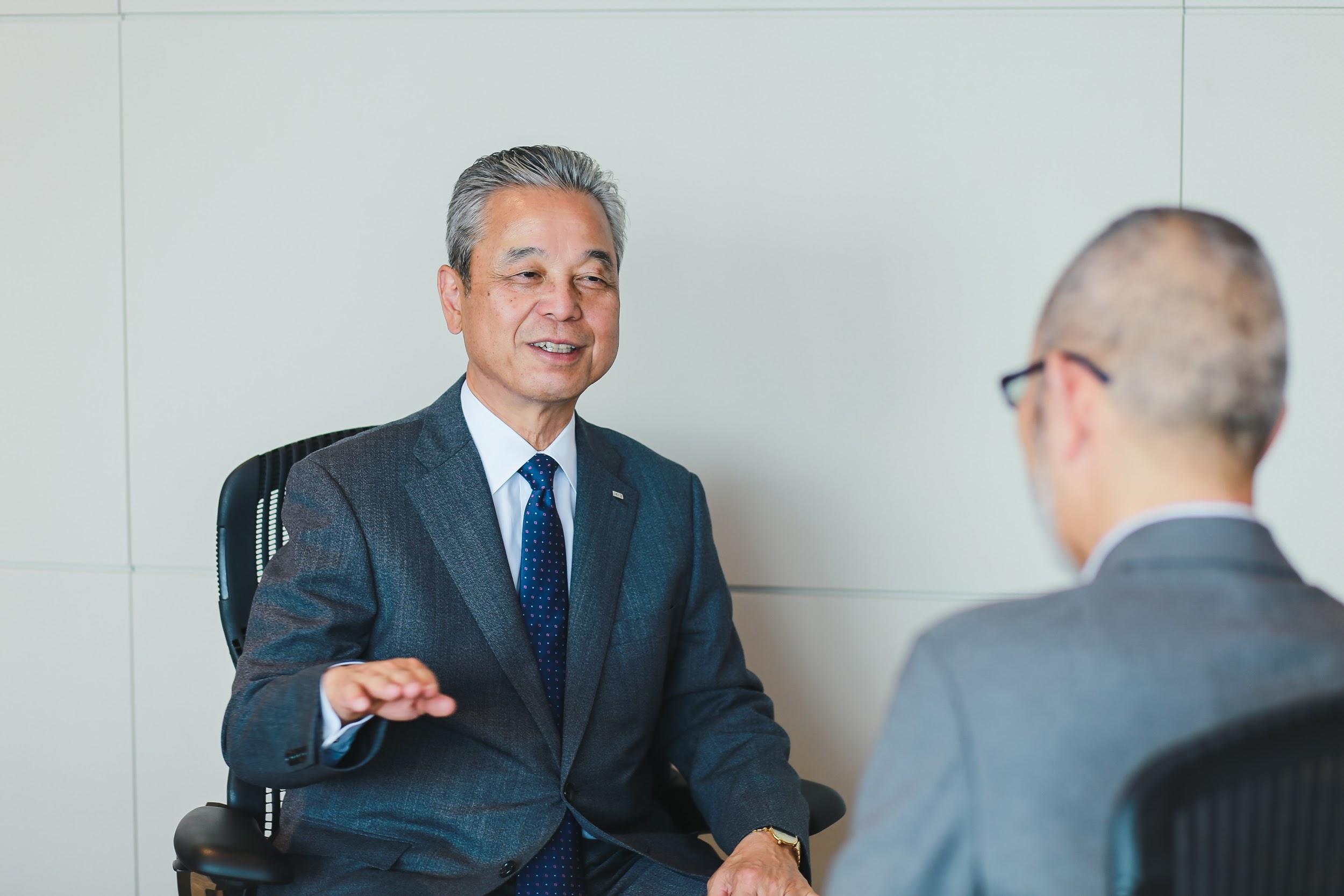 写真）　インタビューに答える小野田聡社長