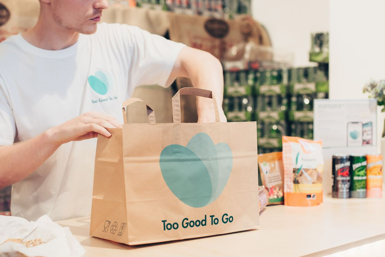 写真）デンマーク発のフードシェアリングサービス企業Too Good To GO　売れ残り商品は”Magic Box”と呼ばれる袋で渡される。