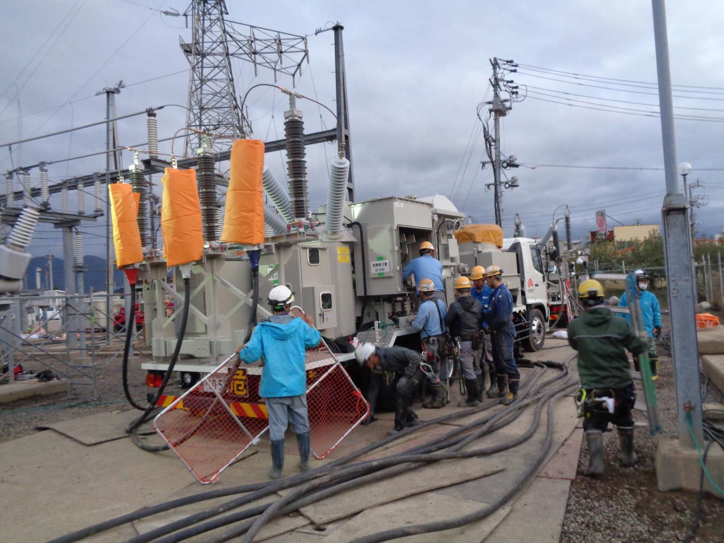 写真）豊野変電所に設置された移動式変電所