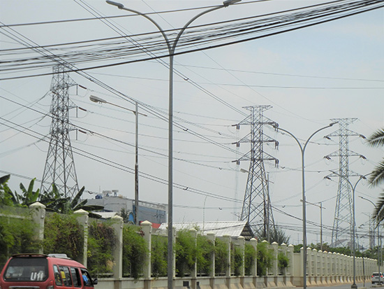 写真1：送電線も整備され新たに開発された地域