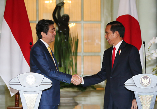 写真6：ジャカルタを訪問した安倍総理とジョコ・ウィドド大統領（2017年1月15日）