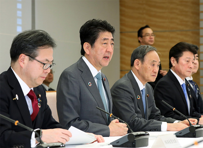 写真）第２回「再生可能エネルギー・水素等関係閣僚会議」に出席する安倍首相