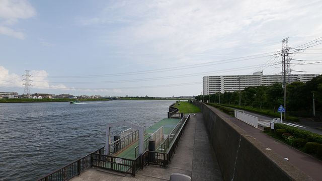 写真）クレーン船に切断された 275kV江東線（旧江戸川/東京都江東区）